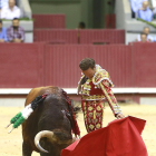 Ferrera torea con la izquierda a un ejemplar de Sánchez Arjona en Burgos.-SANTI OTERO