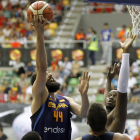 Mirotic lanza a canasta por encima de la defensa de Angola, ayer.-SANTI OTERO