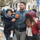 Víctor Rodríguez se aleja del Palacio de Justicia junto a su novia perseguido por una redactora de televisión.-ICAL