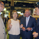 Isabel García Tejerina, ayer en la feria con José Ignacio Velasco (izquierda) y Jorge Morro (derecha).-ECB
