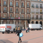 Varias furgonetas de reparto estacionadas en la Plaza Mayor.-ISRAEL L. MURILLO