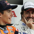 Fernando Alonso, junto a Marc Márquez, en Motegi (Japón).-EFE / KIMIMASA MAYAMA