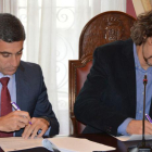 El director general de la Fundación Caja de Burgos, Rafael Barbero, junto al alcalde de Villarcayo, Miguel de Lucio, durante la firma del convenio.-ECB