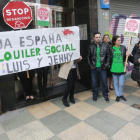 lLuis y Jennifer, en el centro de la imagen, en la manifestación que la PAH Burgos desarrolló frente a su actual vivienda.-RAÚL G. OCHOA