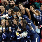 Las waterpolistas españolas posan con sus medallas de plata en Budapest.-EFE / ALBERTO ESTÉVEZ