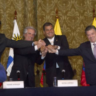 De izquierda a derecha, Nicolás Maduro, Tabare Vázquez, Rafael Correa y Juan Manuel Santos, el lunes en Quito.-REUTERS / GUILLERMO GRANJA