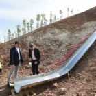 Lacalle y Berzosa observan uno de los toboganes de casi 40 metros ya instalado en el parque de San Isidro.-RAÚL OCHOA