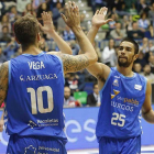 Javi Vega y Álex López se felicitan tras una canasta.-SANTI OTERO