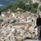 Un superviviente del terremoto mira las ruinas de Pescara del Tronto.-AP / CRISTIANO CHIODI