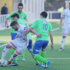 Átomo, autor del tercer tanto del Atrio, trata de zafarse de dos jugadores del Almazán en el choque de ayer-Israel L. Murillo