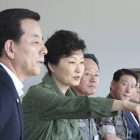 La presidenta surcoreana, Park Geun-hye saluda a varios cadetes en el centro de entrenamiento militar de al norte de Seúl este viernes.-YONHAP/EFE