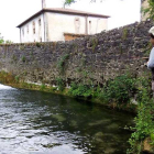 Un niño pesca en el río Cadagua de Villasana, en el que se actualmente se arrojan vertidos.-ECB
