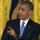 Obama, contestando a la activista en la recepción en la Casa Blanca-Foto: AP / EVAN VUCCI