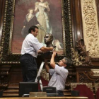 Operarios del Ayuntamiento de Barcelona retiran el busto del rey Juan Carlos del salón de plenos municipal antes de guardarlo en una caja de cartón.-Foto:   DANNY CAMINAL / CARLA FAJARDO