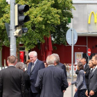 el primer ministro Horst Seehofer visita la escena de la masacre.-EFE