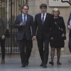 Joana Ortega, Artur Mas e Irene Rigau, junto a Carles Puigdemont y Oriol Junqueras, el pasado mes de marzo en el Palau de la Generalitat.-ALBERT BERTRAN