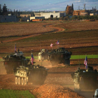 Un convoy de tanques con bande ra de EEUU circulan a las afueras de la ciudad de Manbij, al norte de Siria.-DELIL SOULEIMAN / AFP / DELIL SOULEIMAN