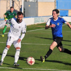 Pito Camacho controla el balón en el encuentro ante la Peña Sport.-JOSÉ ESTEBAN EGURROLA