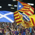 Banderas independentistas en un partido del Barça.-EL PERIÓDICO