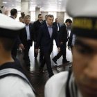 El presidente Macri (centro), a su llegada para una comparecencia institucional en la sede de la Armada, en Buenos Aires, el 24 de noviembre.-EFE / DAVID FERNÁNDEZ