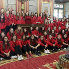 Foto de familia del CB Babieca en el Salón de Plenos delAyuntamiento junto a la concejal de Deportes,Lorena de la Fuente.-RAÚL OCHOA