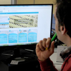 Los usuarios pueden registrarse en la oficina electrónica desde la web para realizar gestiones como consultar lecturas y consumos.-MIGUEL ÁNGEL MIRANDA