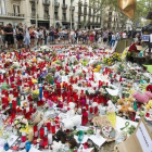 Muestras de afecto y solidaridad junto a la fuente de canaletas en  las Ramblas tras los atentados.-JORDI COTRINA