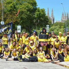 Foto de familia de miembros de la asociación con la Catedral de fondo.-ECB