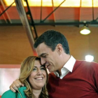 Pedro Sánchez, el pasado sábado en Sevilla junto a la presidenta andaluza, Susana Díaz.-AFP / CRISTINA QUICLER