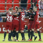 Los jugadores del Mirandés celebran un gol. / SANTI OTERO