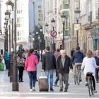 Varias personas pasean por la calle Laín Calvo.-ISRAEL L. MURILLO