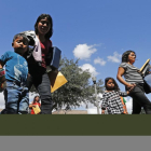 Familias migrantes son procesadas en la Estación Central de Autobuses antes de ser trasladadas a Caridades Católicas,  en McAllen, Texas.-LARRY W. SMITH (EFE)