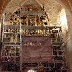 El retablo mayor de San Cosme y San Damián se encuentra ahora tapado tras los andamios.-G. G.