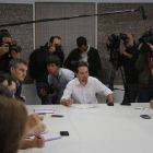 Pablo Iglesias, reunido con los 13 candidatos autonómicos de Podemos, este jueves, 9 de abril, en Madrid.-Foto: AGUSTÍN CATALÁN