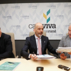 Rafael González, Javier Casado y Roberto Da Silva renuevan el convenio entre Cajaviva y la IGP Morcilla de Burgos. SANTI OTERO