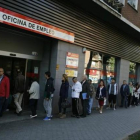 Cola de parados en una oficina de Empleo en Madrid el año pasado.-AGUSTÍN CATALAN