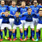 Una Italia para la (negra) historia: Parolo, Chiellini, Barzagli, Immobile, Bonucci y Buffon (de pie); Candreva, Darmian, Florenzi, Gabbiadini y Jorginho.-EFE