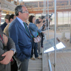 El director de Patrimonio (izq) durante la visita.-ECB