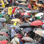 Los tendidos de El Plantío, cubiertos de paragüas en el primer festejo de la feria de 2014.-SANTI OTERO