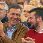 Pedro Sánchez y Luis Tudanca, este sábado en el mitin del candidado a las primarias en laCúpula del Milenio.-ICAL