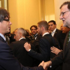 El 'president' Puigdemont saluda a Rajoy durante una inauguración de una exposición sobre Joan Miró en Oporto (Portugal).-JORDI BEDMAR