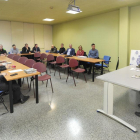 Imagen de la reunión de ayer entre comerciantes y Policía.-ISRAEL L. MURILLO