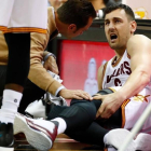 Andrew Bogut en el suelo tras fracturarse la tibia.-AFP