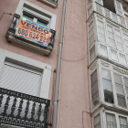 Anuncio de venta colocado en un piso de la capital burgalesa.-RAÚL G. OCHOA