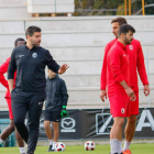 Chevi -derecha- durante un entrenamiento con Fernando Estévez.-ALBA DELGADO / BURGOS CF