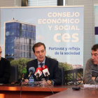 El presidente del CES de Castilla y León, Germán Barrios (C), y los secretarios generales de CCOO y UGT, Ángel Hernández (D) y Agustín Prieto (I)-Ical