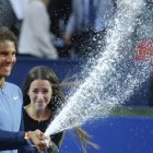 Nadal rocía con cava la pista del RCT Barcelona tras su victoria del domingo-MANU FERNÁNDEZ / AP