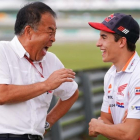 Marc Márquez bromea, en Sepang (Malasia), con el ingeniero japonés Shuhei Nakamoto, antiguo jefe suyo y ahora asesor de Dorna Sports SL.-ALEJANDRO CERESUELA