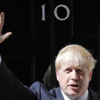 Boris Johnson frente al 10 de Downing Street.-AP / FRANK AUGSTEIN
