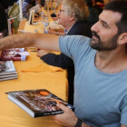 El fotoperiodista Jordi Borràs firmando libros por Sant Jordi 2018.-RICARD CUGAT